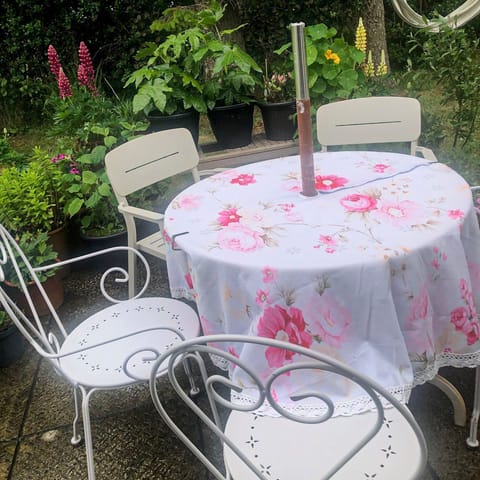 Springwood Cottage garden furniture. Victorian style, vintage setting.