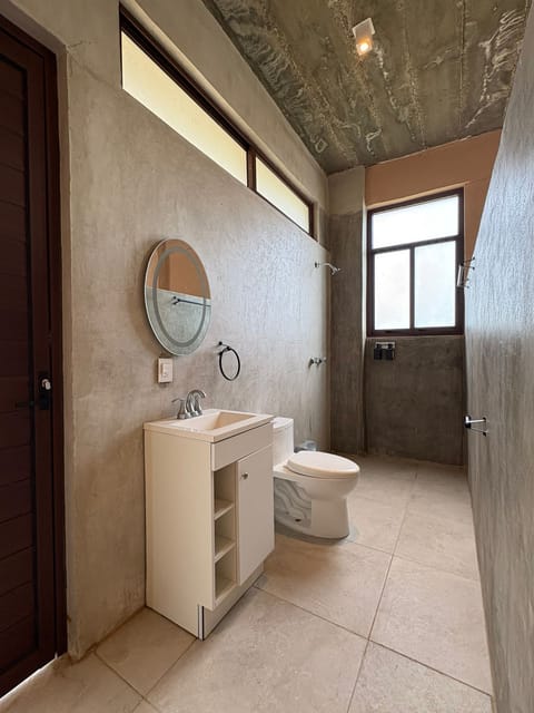 Shower, rainfall showerhead, free toiletries, towels