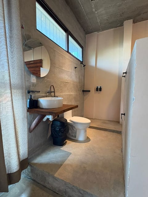 Classic Double Room | Bathroom | Shower, rainfall showerhead, free toiletries, towels