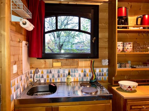 Classic Cottage, Balcony, Garden View | Private kitchen