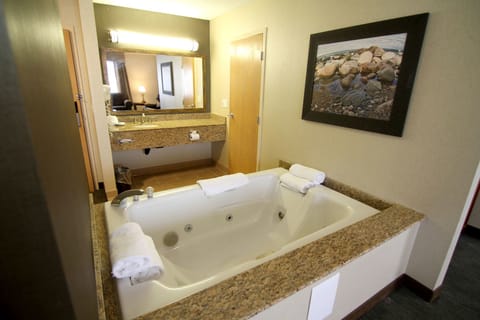 Suite, Jetted Tub | Bathroom | Combined shower/tub, free toiletries, hair dryer, towels