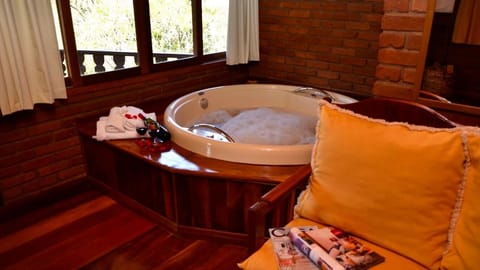 Chalet | Private spa tub