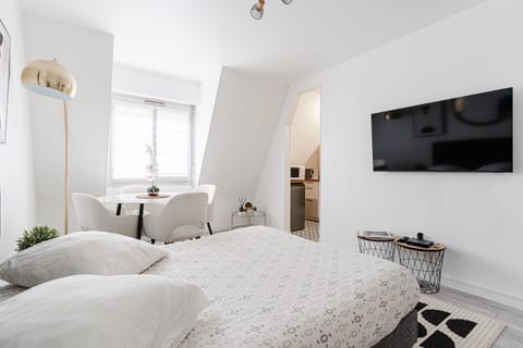 House | Laptop workspace, iron/ironing board, bed sheets