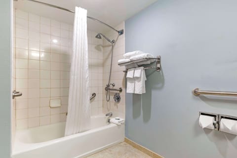 Combined shower/tub, deep soaking tub, hydromassage showerhead