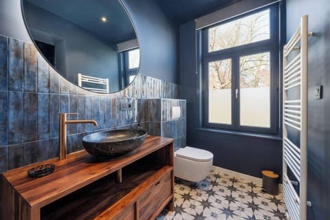 Deluxe Double Room, Canal View | Bathroom | Hair dryer, towels, soap, shampoo