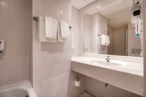 Standard Twin Room | Bathroom | Eco-friendly toiletries, hair dryer, towels