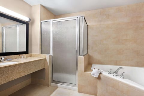 Deluxe Suite, 1 Bedroom, Non Smoking (1 King Bed) | Bathroom | Combined shower/tub, hair dryer, towels