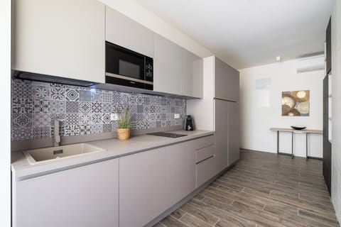 Basic Studio, 1 Queen Bed | Private kitchen | Fridge, microwave, oven, stovetop