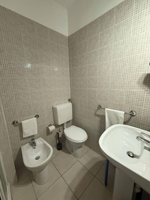 Triple Room | Bathroom | Shower, free toiletries, hair dryer, bidet