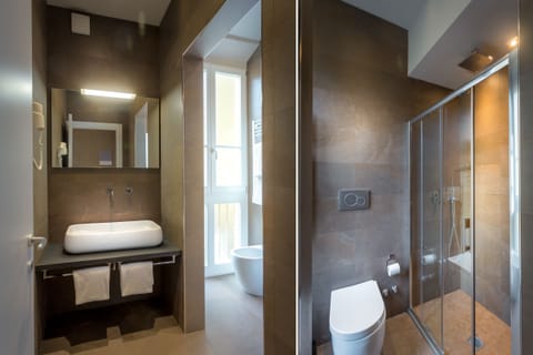 Deluxe Double Room, Garden View | Bathroom | Shower, free toiletries, hair dryer, towels