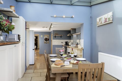 Little Haven Kitchen/Dining Area - StayCotswold