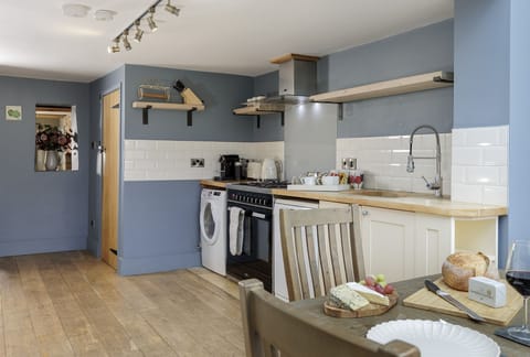 Little Haven Kitchen/Dining Area - StayCotswold