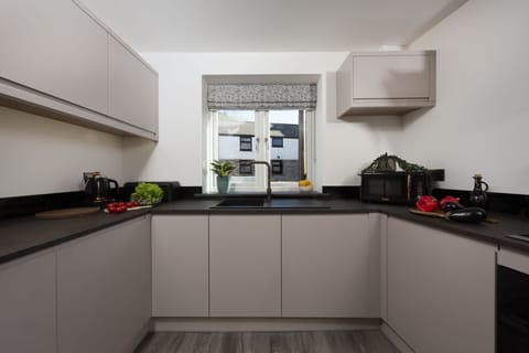 Tiddlywink, Newquay. Ground floor: Fully equipped with everything needed for effortless home cooking or entertaining