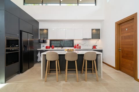 Noi's Villa - tropical oasis with pool and maid (15005)