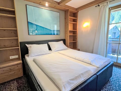 Wood, Bedroom, Bed, Interior Design, Furniture, Floor, Bed Frame, Room, Bed Sheet, Bedding