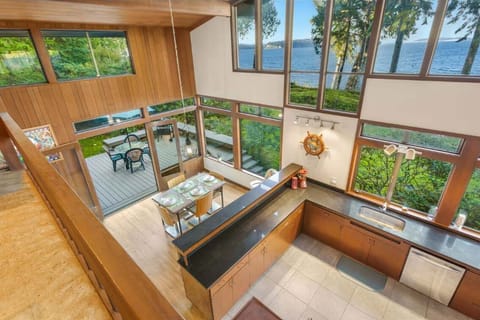 Enjoy a chef’s view like no other—prepare meals surrounded by trees, light, and sparkling water.