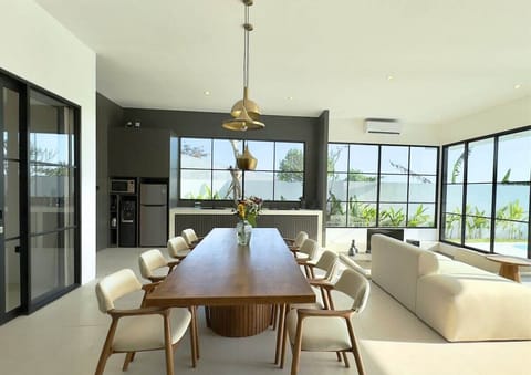 Raise a toast to good times and savor delicious meals, all surrounded by the enchanting charm of Bali. Here’s to unforgettable moments! #Villa Patuha