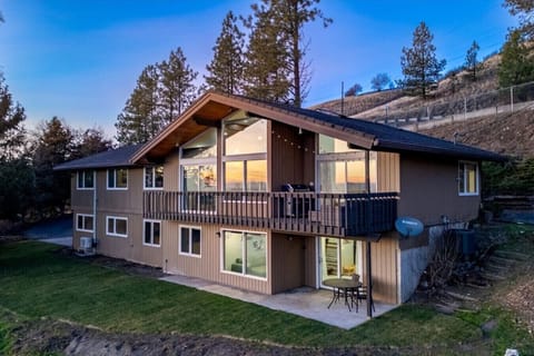 The walls of windows allows for amazing views from every room. Enjoy watching the sunrise over the river in the mornings and the sunset fade into the city lights of Spokane Valley.