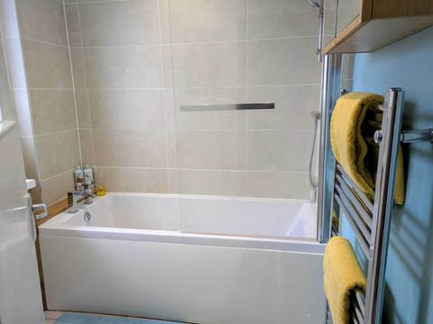 Combined shower/tub, slippers, soap, shampoo