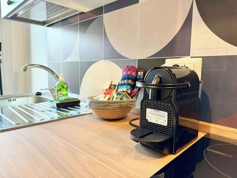 Dettaglio di macchina del caffè e kit di benvenuto.