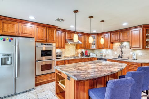 Kitchen | Breakfast Bar | Stove | Toaster Oven