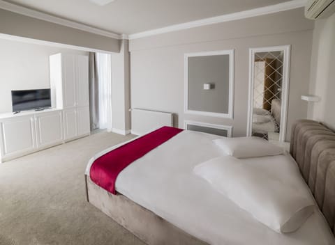 Luxury Suite | Premium bedding, memory foam beds, minibar, in-room safe