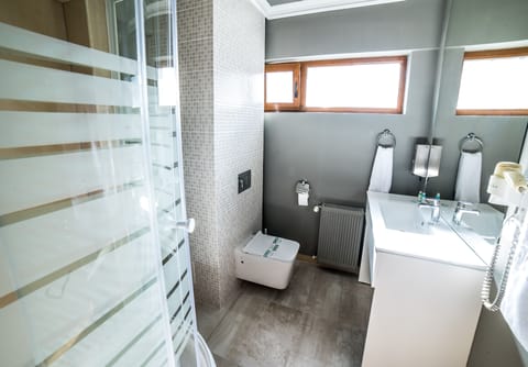 Luxury Suite | Bathroom | Shower, free toiletries, bathrobes, towels