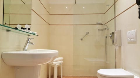 Combined shower/tub, free toiletries, hair dryer, towels