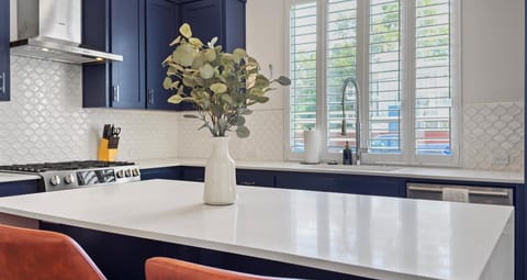 Kitchen Island with bar seating