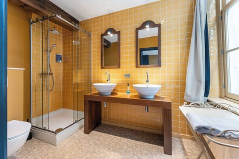 City Double Room, City View | Bathroom | Hair dryer, towels