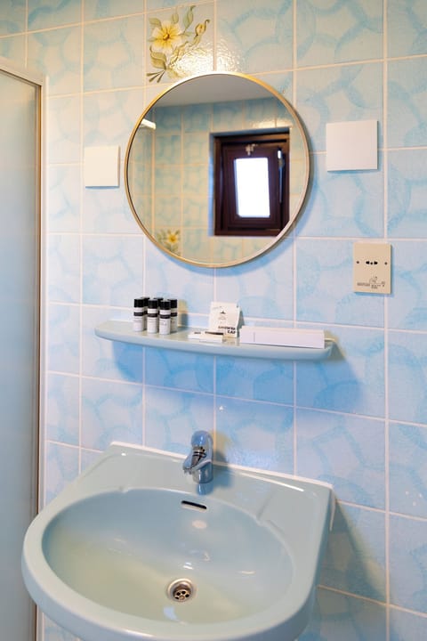 Single Room, Patio, Garden View | Bathroom | Free toiletries, towels, soap, shampoo