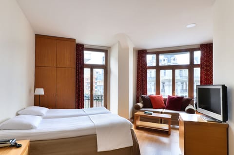 Executive Room | Premium bedding, down comforters, pillowtop beds, minibar