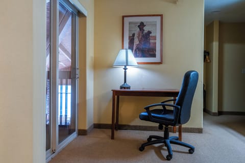 Executive suite 1 king no smoking no pets allowed | Bathroom | Combined shower/tub, free toiletries, hair dryer, towels