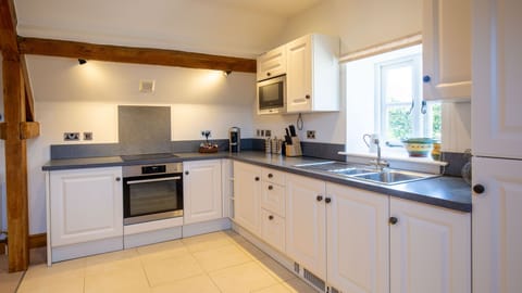 Stockmans Cottage has a spacious kitchen.