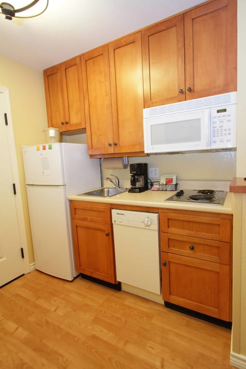 Studio, 2 Queen Beds | Private kitchen | Fridge, microwave, stovetop, dishwasher