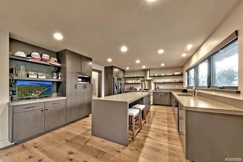 House, 5 Bedrooms | Private kitchen