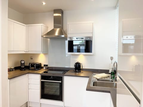 Deluxe Apartment, Patio, Garden View | Private kitchen | Espresso maker, electric kettle