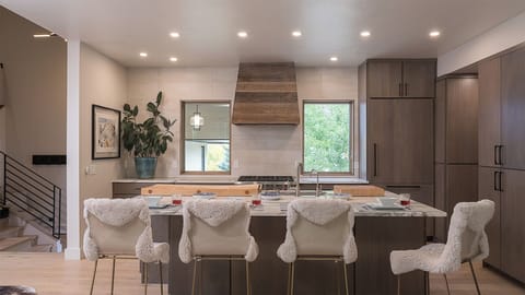 Gourmet Kitchen Counter, Main Level