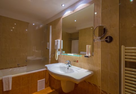 Suite | Bathroom | Free toiletries, hair dryer, towels