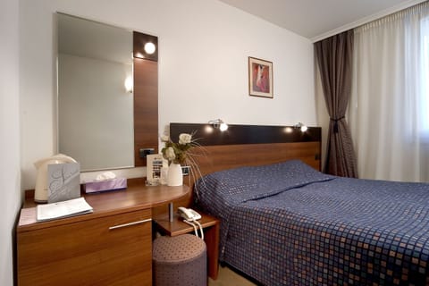 Standard Room | Hypo-allergenic bedding, minibar, in-room safe, desk