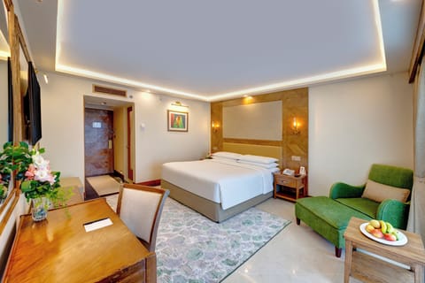 Executive Double Room, 1 King Bed, Smoking, Private Bathroom | Minibar, in-room safe, desk, iron/ironing board