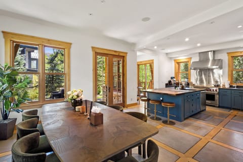 3.02-telluride-golden-knoll-dining-