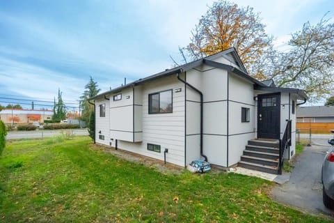 Welcome to your bright escape. Settle into this modern home with sleek, architectural style and enjoy easy access to everything your getaway has to offer.