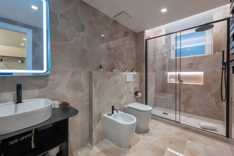 Deluxe Triple Room | Desk, blackout drapes, soundproofing, iron/ironing board