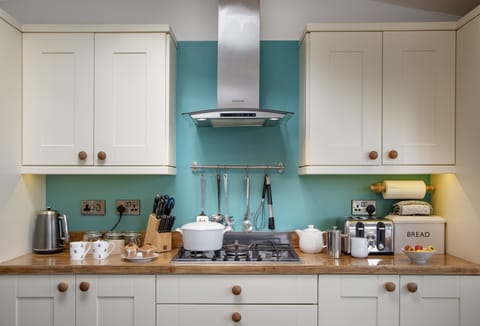 Great Ash Barn, Crediton: Ground floor. Prepare delicious meals in the charming kitchen