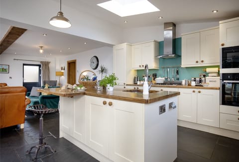 Great Ash Barn, Crediton: Ground floor. Prepare delicious meals in the charming kitchen