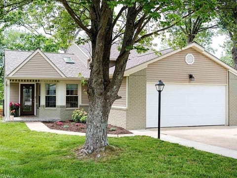 Ample private parking (24'x32') for cars and boats