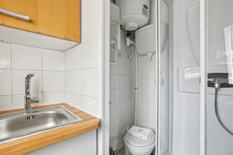 Studio, Smoking | Bathroom