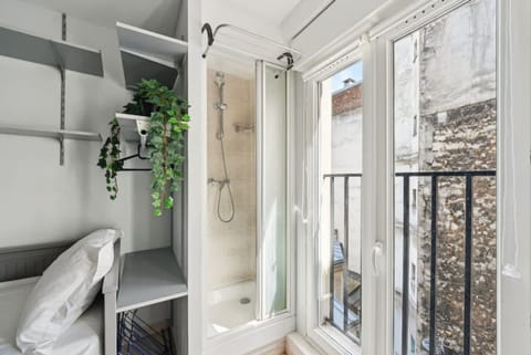 Studio | Bathroom shower