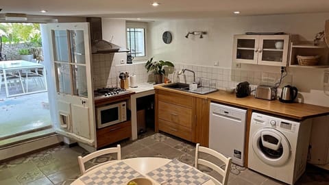 Deluxe Cottage, Patio, Garden View | Private kitchen